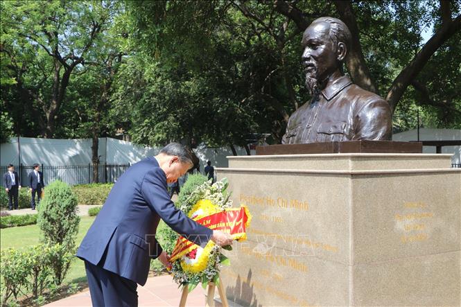 Tổng Bí thư, Chủ tịch nước Tô Lâm đặt vòng hoa tưởng niệm Bác Hồ tại Tượng Chủ tịch Hồ Chí Minh, trong Công viên G20 ở thủ đô New Delhi. Ảnh: Ngọc Thúy - PV TTXVN tại Ấn Độ