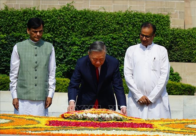 Tổng Bí thư, Chủ tịch nước Tô Lâm đặt vòng hoa tại Khu tưởng niệm Mahatma Gandhi. Ảnh: Ngọc Thúy - PV TTXVN tại Ấn Độ