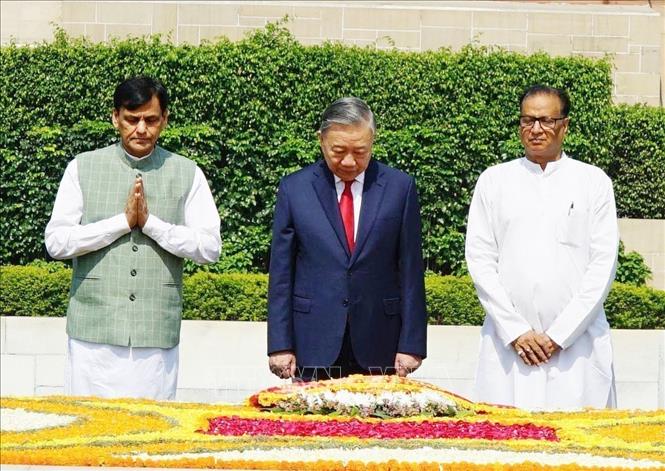 Tổng Bí thư, Chủ tịch nước Tô Lâm đặt vòng hoa tại Khu tưởng niệm Mahatma Gandhi. Ảnh: Ngọc Thúy - PV TTXVN tại Ấn Độ