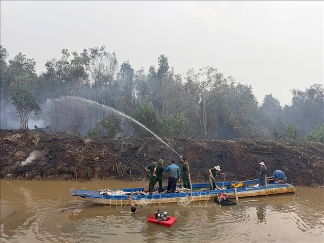 Lực lượng chức năng triển khai chữa cháy rừng tràm tại khu vực Lâm trường Tỉnh đội (xã Cô Tô, An Giang). Ảnh: TTXVN phát