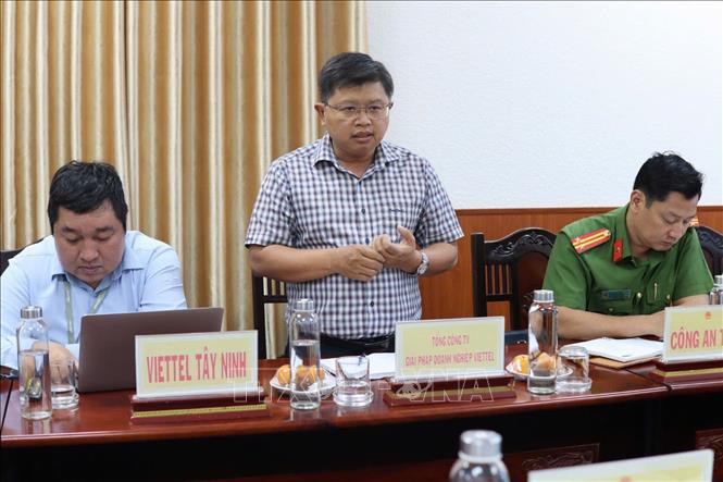 Đạ diện doanh nghiệp Vietel trao đổi nội dung triển khai mô hình hành chính công chủ động. Ảnh: Thanh Bình -TTXVN