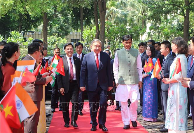 Tổng Bí thư, Chủ tịch nước Tô Lâm và Đoàn đại biểu cấp cao Việt Nam đến đặt vòng hoa tưởng niệm tại Tượng Chủ tịch Hồ Chí Minh, trong Công viên G20 ở thủ đô New Delhi. Ảnh: Ngọc Thúy - PV TTXVN tại Ấn Độ
