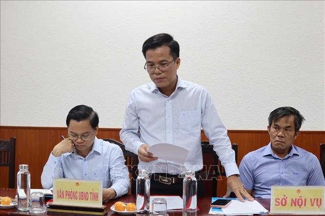  Ông Lưu Hiếu Trung, Giám đốc Trung tâm Phục vụ hành chính công tỉnh Tây Ninh, báo cáo triển khai thí điểm mô hình hành chính công chủ động. Ảnh: Thanh Bình -TTXVN