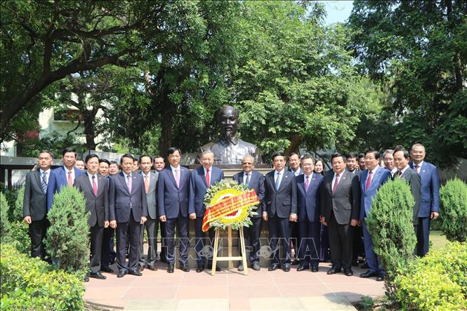 Tổng Bí thư, Chủ tịch nước Tô Lâm và Đoàn đại biểu cấp cao Việt Nam đến đặt vòng hoa tưởng niệm tại Tượng Chủ tịch Hồ Chí Minh, trong Công viên G20 ở thủ đô New Delhi. Ảnh: Ngọc Thúy - PV TTXVN tại Ấn Độ
