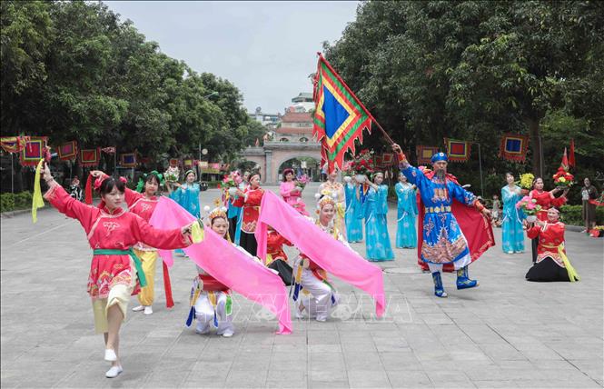 Được công nhận là Di sản văn hóa phi vật thể quốc gia năm 2014, lễ hội làng Lệ Mật bảo lưu nhiều giá trị độc đáo, đặc biệt, múa nghi lễ Giảo Long và lễ Đả ngư. Ảnh: Phan Phương – TTXVN 