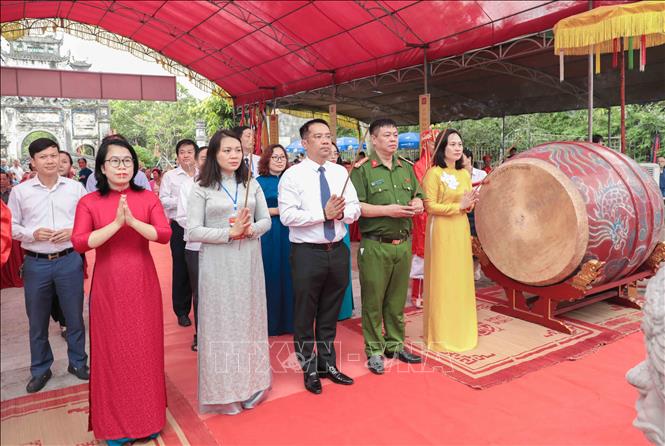 Đại biểu và du khách thập phương lễ Thánh trước khi hòa mình vào không khí sôi động, đậm đà bản sắc văn hóa truyền thống của ngày hội làng Lệ Mật. Ảnh: Phan Phương – TTXVN