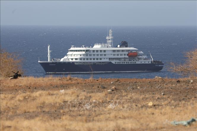 Tàu du lịch MV Hondius thả neo ngoài khơi Cape Verde ngày 4/5/2026. Ảnh: THX/TTXVN