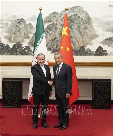 Bộ trưởng Ngoại giao Trung Quốc Vương Nghị (phải) trong cuộc gặp người đồng cấp Iran Abbas Araghchi tại Bắc Kinh, ngày 6/5/2026. Ảnh: THX/TTXVN