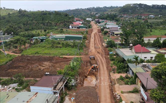 Nhà thầu xử lý một đoạn có nền đường yếu tại dự án Nâng cấp Tỉnh lộ 1, tỉnh Lâm Đồng. Ảnh: Hưng Thịnh – TTXVN