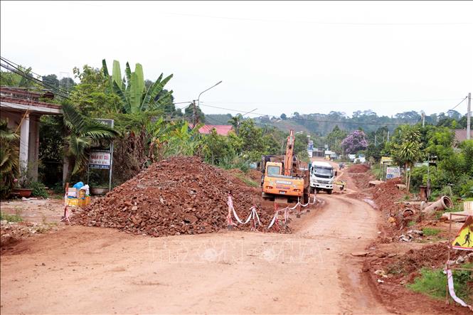 Nhà thầu xử lý một đoạn có nền đường yếu tại dự án Nâng cấp Tỉnh lộ 1, tỉnh Lâm Đồng. Ảnh: Hưng Thịnh – TTXVN