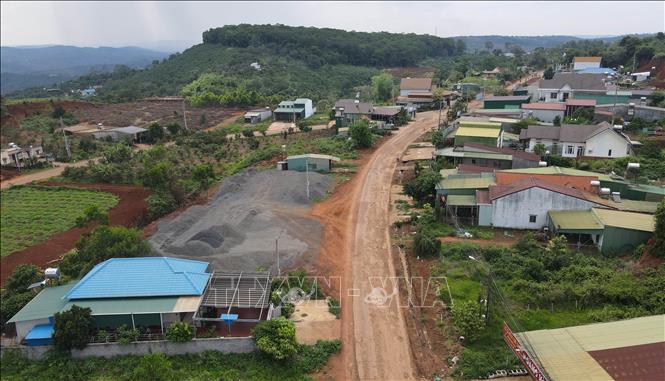 Dự án Nâng cấp Tỉnh lộ 1, tỉnh Lâm Đồng được kỳ vọng sẽ hoàn thiện hệ thống giao thông, thúc đẩy phát triển kinh tế - xã hội 2 xã biên giới tỉnh Lâm Đồng là Tuy Đức và Quảng Trực. Ảnh: Hưng Thịnh – TTXVN