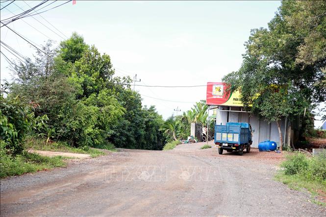 Hơn 3 năm sau thời điểm khởi công, việc kiểm đếm, giải phóng mặt bằng đường Đạo Nghĩa – Quảng Khê giai đoạn 2 vẫn chưa hoàn thành. Ảnh: Hưng Thịnh – TTXVN