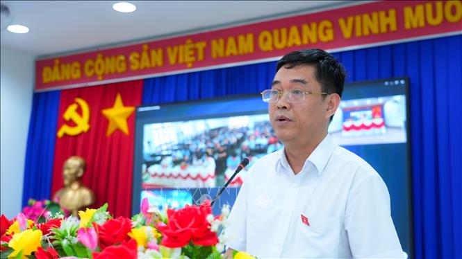 Đại biểu Quốc hội Hoàng Quang Hàm, Ủy viên Chuyên trách, Ủy ban Kinh tế và Tài chính của Quốc hội thông tin đến cử tri kết quả Kỳ họp thứ nhất, Quốc hội khóa XVI. Ảnh: Minh Phú – TTXVN