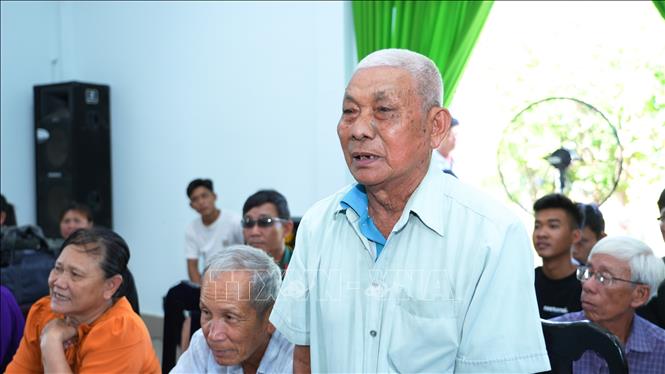 Cử tri Phạm Văn Căng, ấp Xóm Mới, xã Hảo Đước kiến nghị về vấn đề giá lúa gạo giảm thấp gây ra nhiều khó khăn trực tiếp và gián tiếp cho cả nông dân, doanh nghiệp và nền kinh tế. Ảnh: Minh Phú – TTXVN 