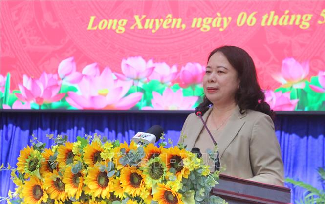 Phó Chủ tịch nước Võ Thị Ánh Xuân phát biểu tại buổi tiếp xúc cử phường Long Xuyên và xã An Châu, tỉnh An Giang. Ảnh: Công Mạo-TTXVN