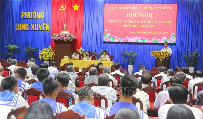 Quang cảnh buổi tiếp xúc cư tri trực tiếp của Phó Chủ tịch nước Võ Thị Ánh Xuân cùng Đoàn đại biểu Quốc hội đơn vị số 4 tỉnh An Giang tại phường Long Xuyên. Ảnh: Công Mạo-TTXVN
