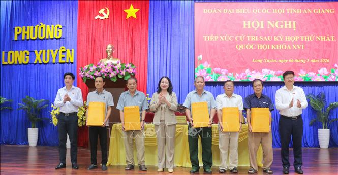 Phó Chủ tịch nước Võ Thị Ánh Xuân và Đoàn đại biểu Quốc hội đơn vị số 4 tỉnh An Giang đã trao tặng 5 phần quà cho các gia đình chính sách có hoàn cảnh khó khăn trên địa bàn. Ảnh: Công Mạo-TTXVN