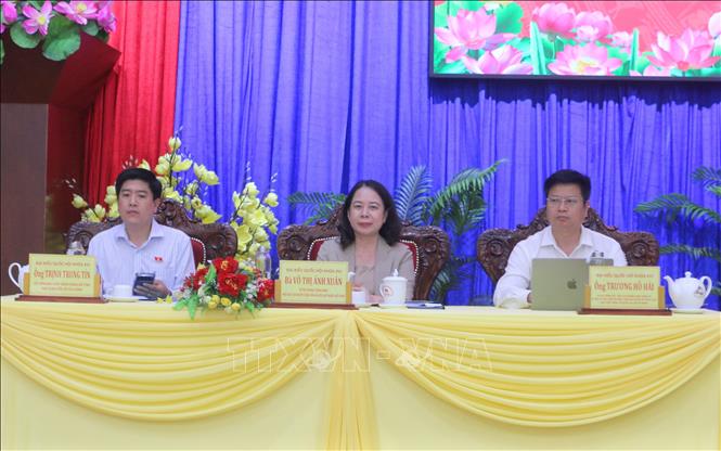 Phó Chủ tịch nước Võ Thị Ánh Xuân cùng Đoàn đại biểu Quốc hội đơn vị số 4 tỉnh An Giang lắng nghe các ý kiến của bà con cử tri. Ảnh: Công Mạo-TTXVN