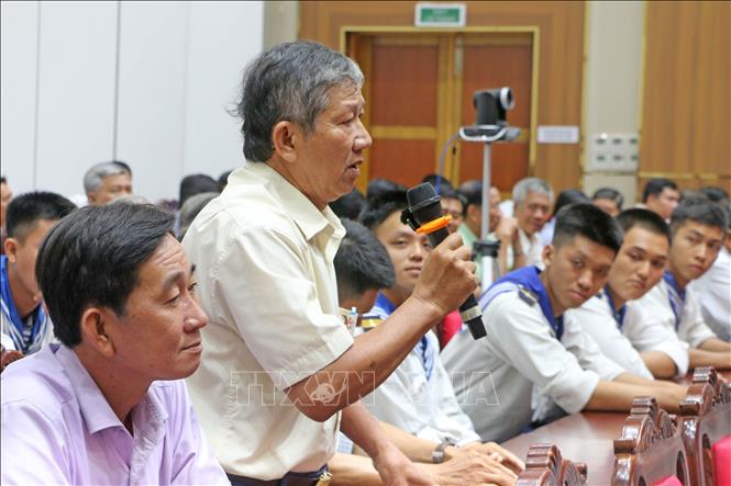 Ông Huỳnh Văn Chánh, cử tri khóm Tây Khánh 7, phường Long Xuyên (tỉnh An Giang) phát biểu ý kiến. Ảnh: Công Mạo-TTXVN