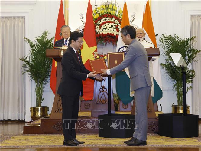 Tổng Bí thư, Chủ tịch nước Tô Lâm và Thủ tướng Ấn Độ Narendra Modi chứng kiến trao các văn kiện hợp tác giữa hai nước. Ảnh: Thống Nhất – TTXVN