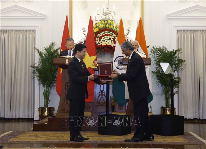 Tổng Bí thư, Chủ tịch nước Tô Lâm và Thủ tướng Ấn Độ Narendra Modi chứng kiến trao các văn kiện hợp tác giữa hai nước. Ảnh: Thống Nhất – TTXVN