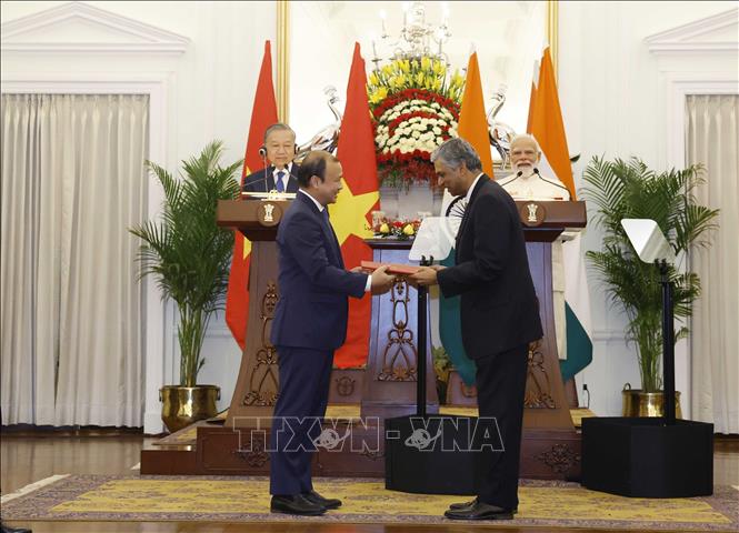 Tổng Bí thư, Chủ tịch nước Tô Lâm và Thủ tướng Ấn Độ Narendra Modi chứng kiến trao các văn kiện hợp tác giữa hai nước. Ảnh: Thống Nhất – TTXVN