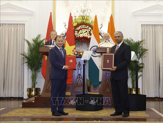 Tổng Bí thư, Chủ tịch nước Tô Lâm và Thủ tướng Ấn Độ Narendra Modi chứng kiến trao các văn kiện hợp tác giữa hai nước. Ảnh: Thống Nhất – TTXVN