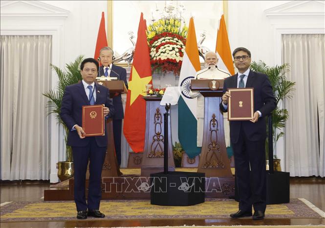 Tổng Bí thư, Chủ tịch nước Tô Lâm và Thủ tướng Ấn Độ Narendra Modi chứng kiến trao các văn kiện hợp tác giữa hai nước. Ảnh: Thống Nhất – TTXVN