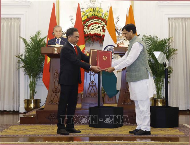 Tổng Bí thư, Chủ tịch nước Tô Lâm và Thủ tướng Ấn Độ Narendra Modi chứng kiến trao các văn kiện hợp tác giữa hai nước. Ảnh: Thống Nhất – TTXVN
