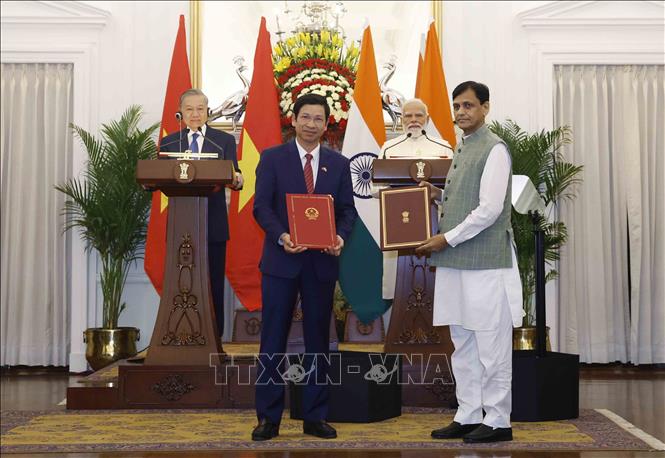 Tổng Bí thư, Chủ tịch nước Tô Lâm và Thủ tướng Ấn Độ Narendra Modi chứng kiến trao các văn kiện hợp tác giữa hai nước. Ảnh: Thống Nhất – TTXVN