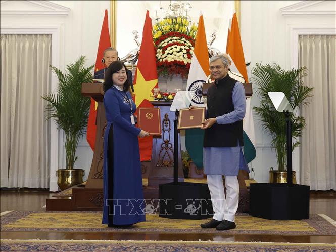 Tổng Bí thư, Chủ tịch nước Tô Lâm và Thủ tướng Ấn Độ Narendra Modi chứng kiến trao các văn kiện hợp tác giữa hai nước. Ảnh: Thống Nhất – TTXVN