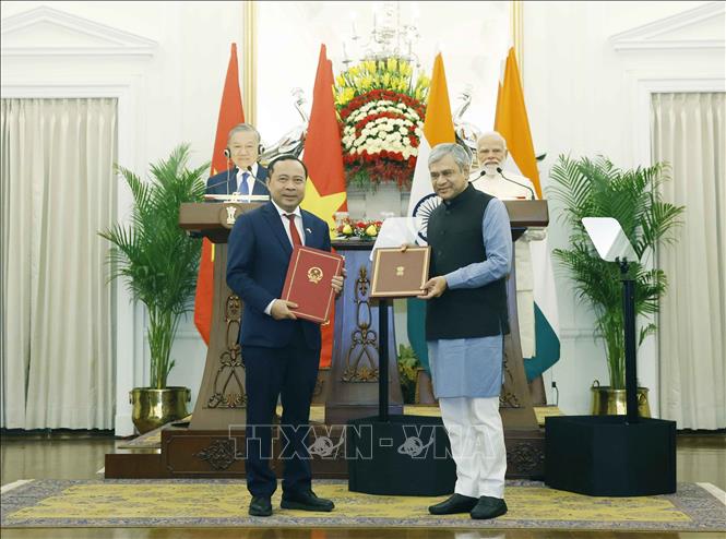 Tổng Bí thư, Chủ tịch nước Tô Lâm và Thủ tướng Ấn Độ Narendra Modi chứng kiến trao các văn kiện hợp tác giữa hai nước. Ảnh: Thống Nhất – TTXVN