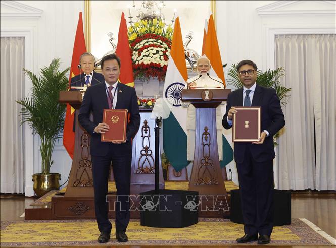 Tổng Bí thư, Chủ tịch nước Tô Lâm và Thủ tướng Ấn Độ Narendra Modi chứng kiến trao các văn kiện hợp tác giữa hai nước. Ảnh: Thống Nhất – TTXVN