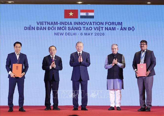  Tổng Bí thư, Chủ tịch nước Tô Lâm chứng kiến trao các văn kiện, thoả thuận hợp tác giữa 2 nước. Ảnh: Thống Nhất – TTXVN