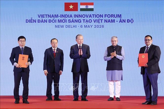  Tổng Bí thư, Chủ tịch nước Tô Lâm chứng kiến trao các văn kiện, thoả thuận hợp tác giữa 2 nước. Ảnh: Thống Nhất – TTXVN