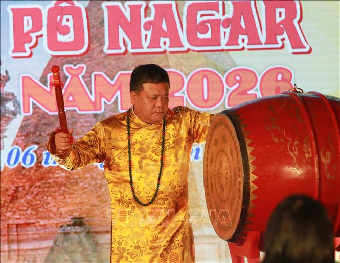 Bí thư Tỉnh ủy Khánh Hoà Trần Phong đánh trống khai mạc lễ hội. Ảnh: Đặng Tuấn - TTXVN 