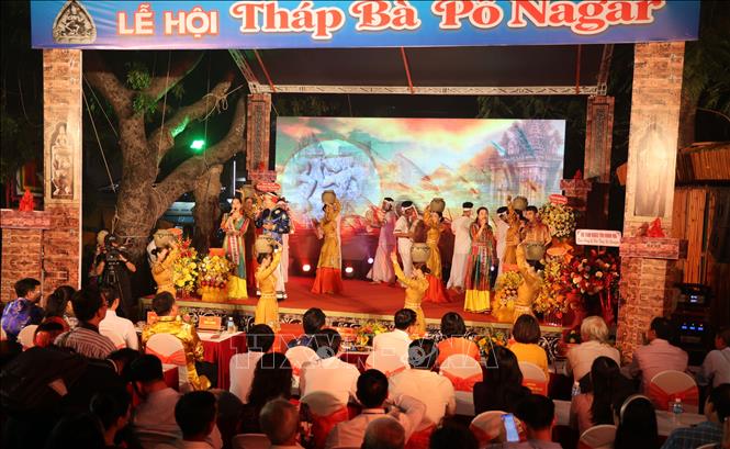 Không gian lễ hội Tháp Bà Pô Nagar Nha Trang mang đậm bản sắc văn hóa dân gian miền Trung. Ảnh: Đặng Tuấn – TTXVN 
