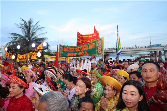 Đông đảo nhân dân, du khách và khách hành hương về dự Lễ hội Tháp Bà Pô Nagar Nha Trang năm 2026. Ảnh: Đặng Tuấn - TTXVN