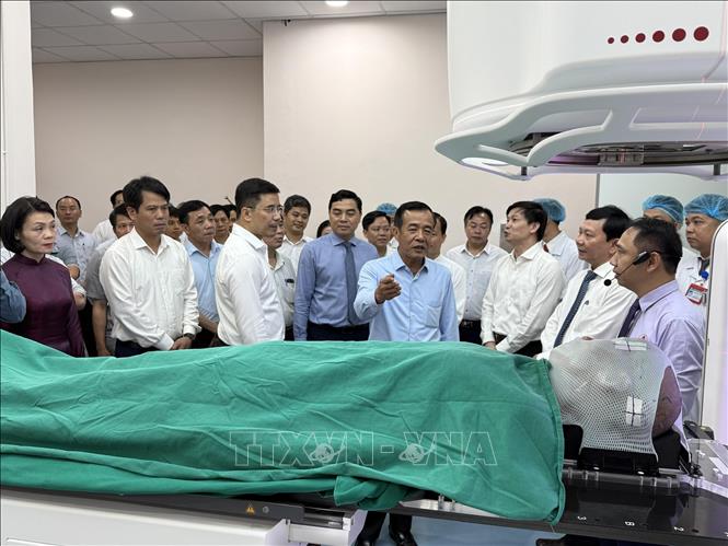 Các đại biểu tham quan hệ thống máy xạ trị gia tốc tuyến tính hiện đại của Bệnh viện Ung bướu tỉnh Thanh Hóa. Ảnh: Việt Hoàng - TTXVN