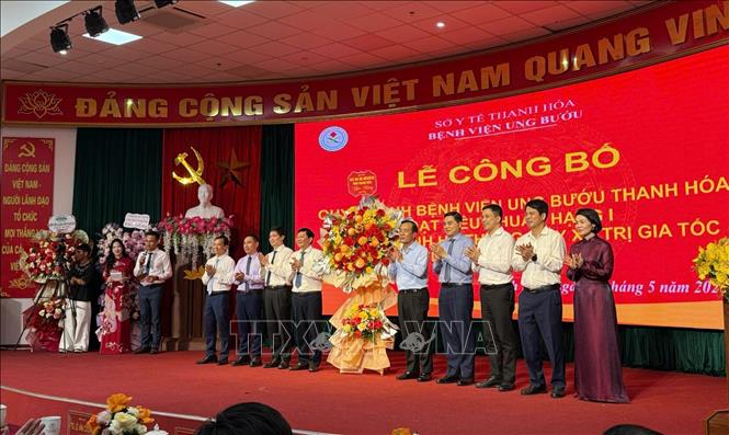 Chủ tịch UBND tỉnh Thanh Hóa Nguyễn Hoài Anh trao Quyết định của UBND tỉnh công nhận Bệnh viện Ung bướu tỉnh Thanh Hoá đạt tiêu chuẩn hạng 1. Ảnh: Việt Hoàng - TTXVN