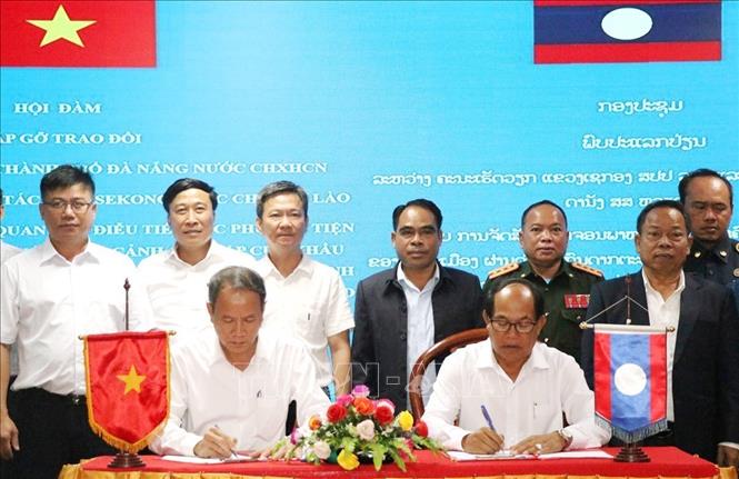 Phó Trưởng ban Quản lý Khu kinh tế mở Chu Lai Thiều Việt Dũng và Giám đốc Sở Tài chính tỉnh Xekong Khamhou Onmani, ký Biên bản Hội nghị. Ảnh: Xuân Tú - PV TTXVN tại Lào