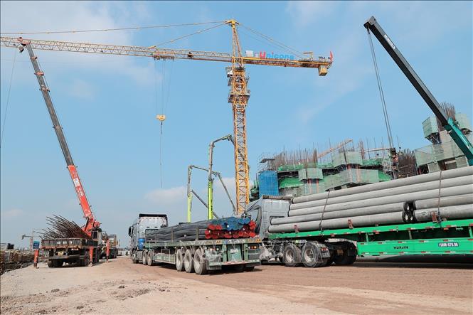 Xe tải vận chuyển vật tư bảo đảm phục vụ thi công. Ảnh: Minh Quyết - TTXVN