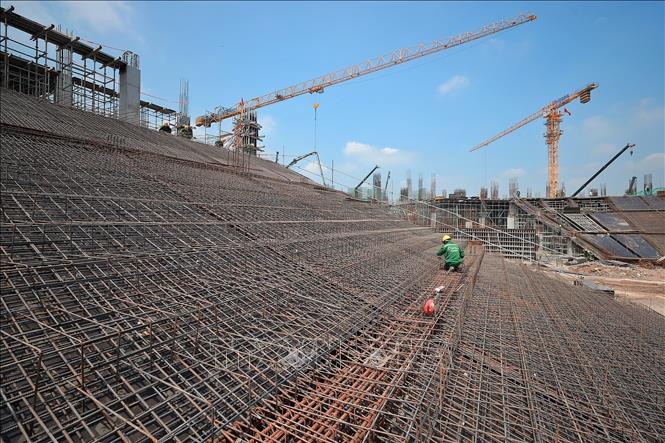 Công nhân thi công hạng mục khán đài. Ảnh: Minh Quyết - TTXVN