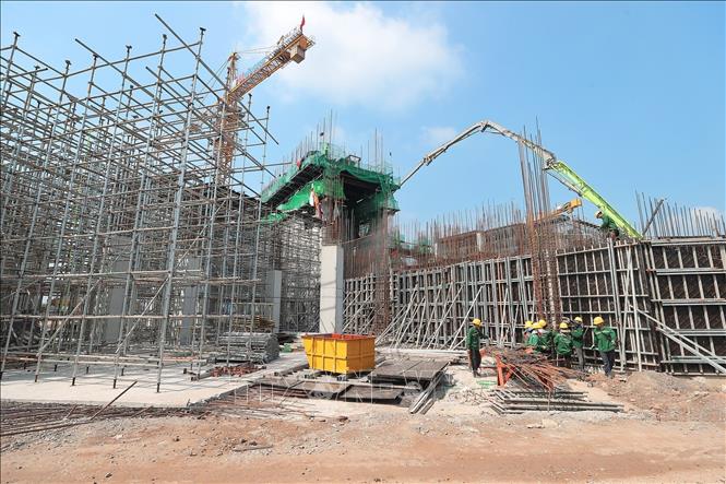 Dự án được tổ chức thi công liên tục 24/24h với nhiều ca kíp, đảm bảo tiến động thi công. Ảnh: Minh Quyết - TTXVN