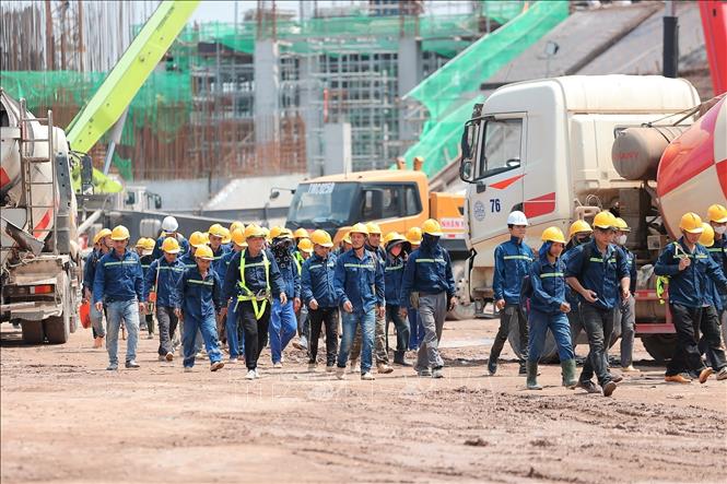 Tổng số nhân lực trên công trường khoảng hơn 2.500 công nhân, với hy vọng đưa công trình hoàn thành đúng tiến độ. Ảnh: Minh Quyết - TTXVN
