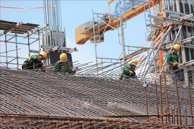 Công nhân thi công hạng mục khán đài SVĐ PVF. Ảnh: Minh Quyết - TTXVN