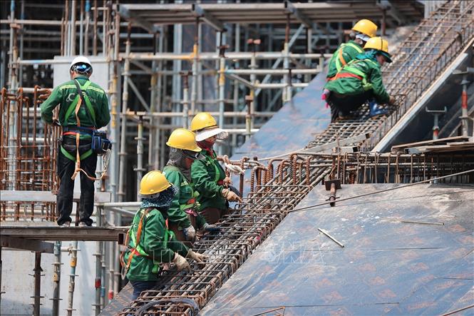 Dự án được tổ chức thi công liên tục 24/24h với nhiều ca kíp, đảm bảo tiến động thi công. Ảnh: Minh Quyết - TTXVN