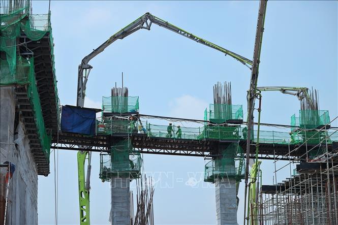 Dự án được tổ chức thi công liên tục 24/24h với nhiều ca kíp, đảm bảo tiến động thi công. Ảnh: Minh Quyết - TTXVN