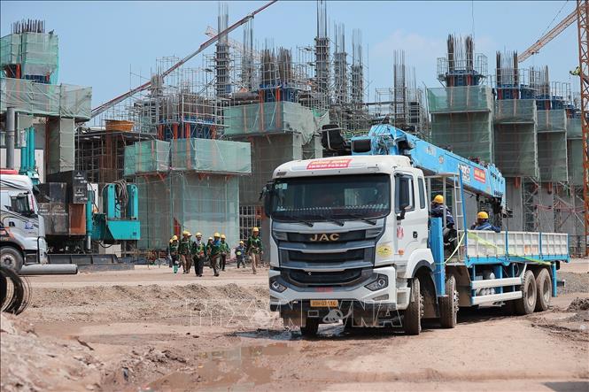 Các khung kết cấu tại khu vực khán đài cũng từng bước lộ diện. Trên công trường, phương tiện, máy móc chuyên dụng được huy động. Công nhân làm việc liên tục theo ca, duy trì nhịp độ thi công nhằm đáp ứng đúng tiến độ. Ảnh: Minh Quyết - TTXVN