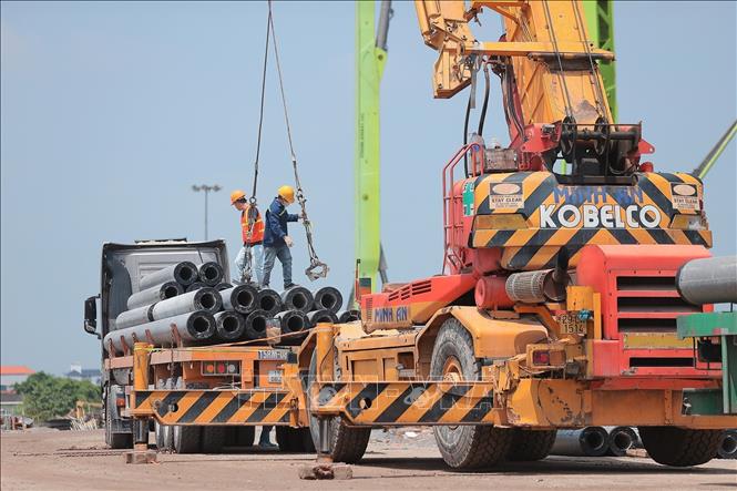 Các khung kết cấu tại khu vực khán đài cũng từng bước lộ diện. Trên công trường, phương tiện, máy móc chuyên dụng được huy động. Công nhân làm việc liên tục theo ca, duy trì nhịp độ thi công nhằm đáp ứng đúng tiến độ. Ảnh: Minh Quyết - TTXVN
